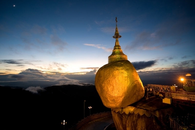 Буддийская святыня «Золотой камень», повисший над пропастью. Мьянма (Бирма)