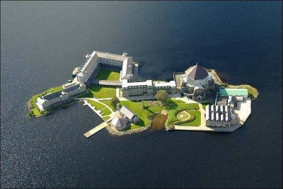Остров на озере Лох-Дерг в Ирландии