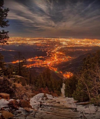Вид на город Колорадо-Спрингс со Скалистых гор, США