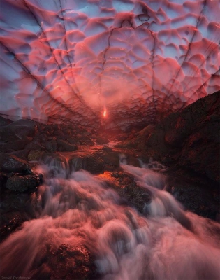 Гигантская ледовая пещера под Мутновским вулканом. Камчатка, Россия