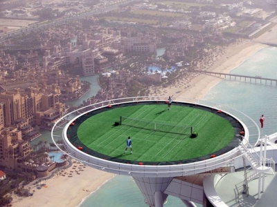 ОАЭ, Дубай. Теннисный корт на крыше отеля