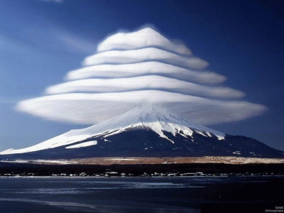 Лентикулярное облако над Фудзиямой