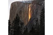 Водопад Horsetail Falls в Национальном парке Yosemite (США).