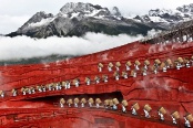 Представление на фоне горного массива Юйлунсюэшань, провинция Юньнань, Китай